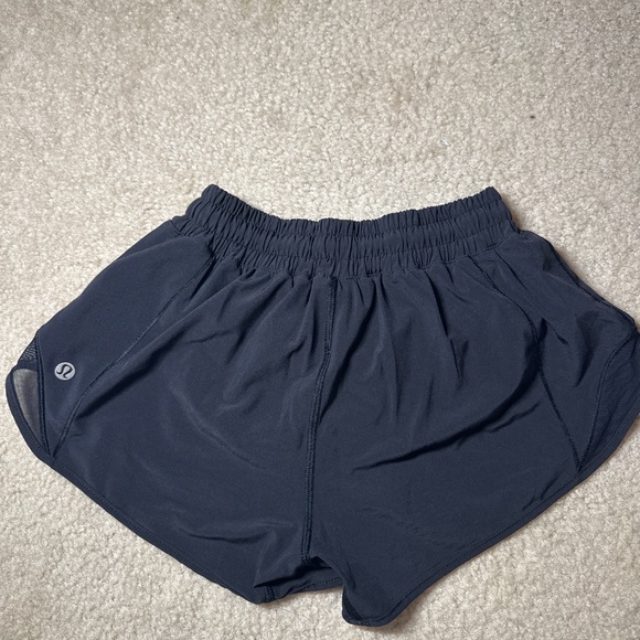 Lululemon Hotty Hot Low-Rise Lined Shorts 2.5” - Picture 2 of 3